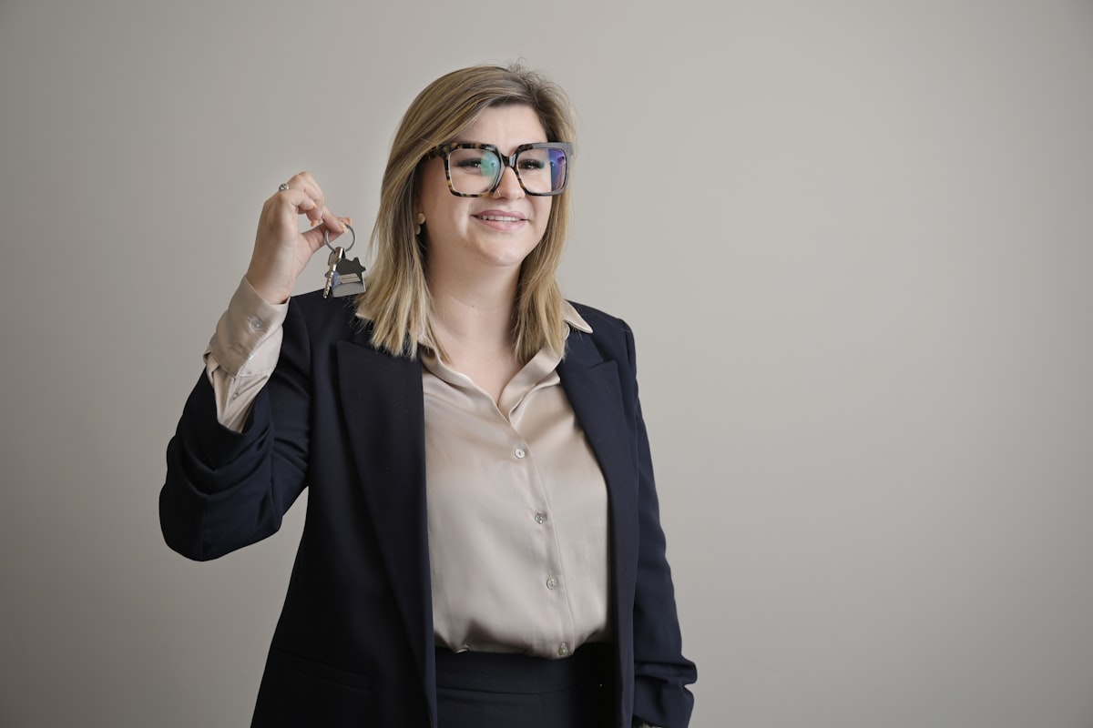 Consulente immobiliare sorridente